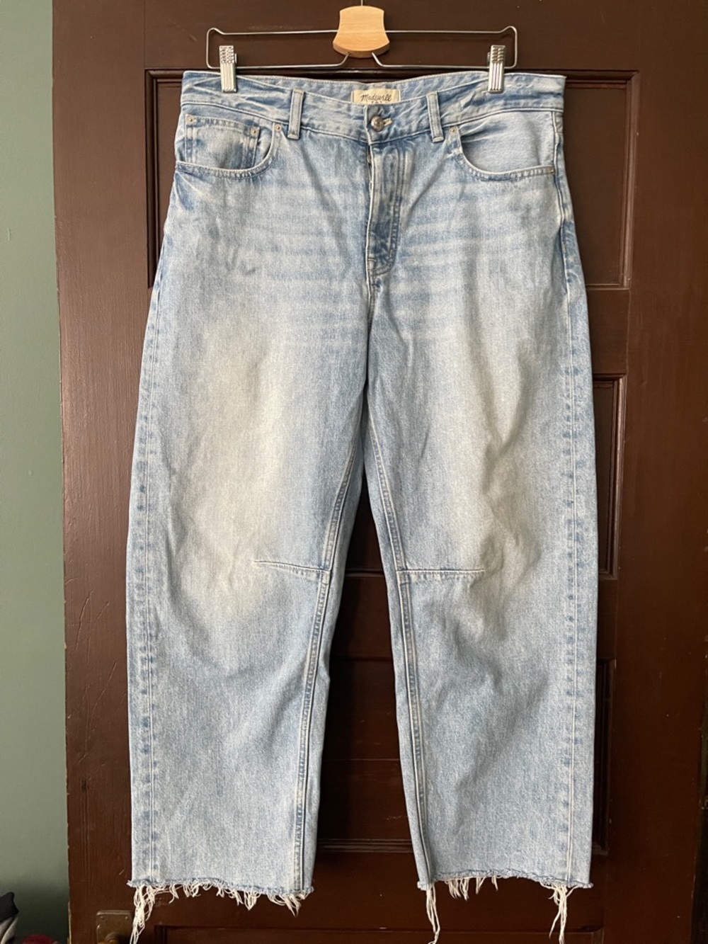 Madewell Women’s Darted Barrel Buttoned Fly Cropped Jeans with Raw Hem